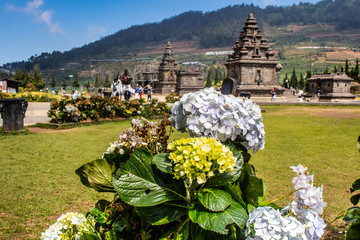Obraz premium Old temple complex surrounded by mountains under beautiful blu sky