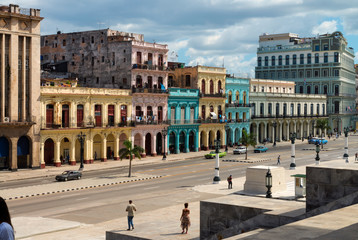 Fototapeta na wymiar Kuba, Havanna; Blick von den Treppen des Kapitols auf die Häuser der Altstadt.