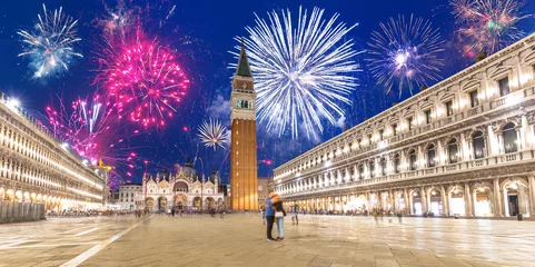 Fotobehang Nieuwjaarsvuurwerk boven het San Marco-plein in de stad Venetië, Italië © Patryk Kosmider