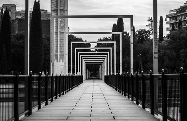 Puente con punto de fuga en blanco y negro