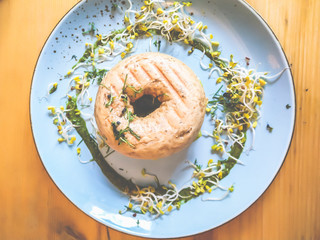 Bagel - Snack mit Sojakeimlingen, leckerer Sandwich zum Frühstück