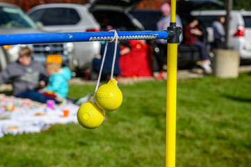 ball toss ladder game with game piece