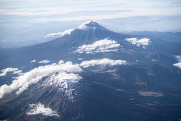 Fototapeta na wymiar Paisaje aéreo del volcán Popocatépetl e Iztaccíhuatl en México.