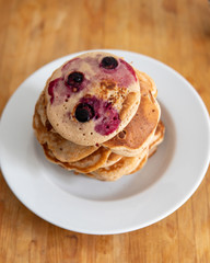 Blueberry Pankake Stapel auf Holztisch