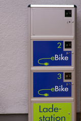 Eine Ladestation für Elektrofahrräder mit Digitalanzeigen und Symbolen...