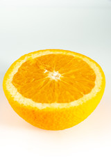 Orange Stillleben auf weißem Hintergrund