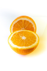 Orange Stillleben auf weißem Hintergrund
