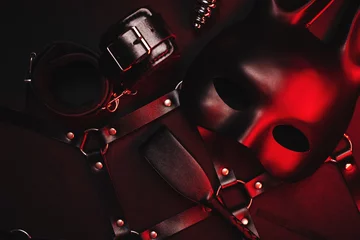 Maske, Peitsche, Handschellen und andere erotische Spielzeuge für Rollenspiele © alexkoral