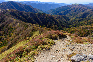 写真素材：三嶺、山頂、眺め、山並み、青空、秋