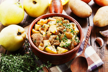 Meat baked with quince and vegetables