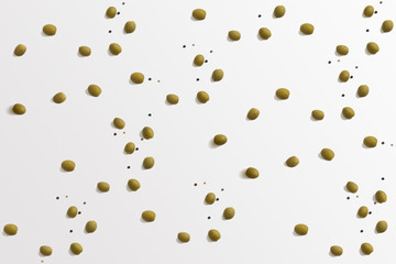 Tapis d'olives et poivre sur fond gris