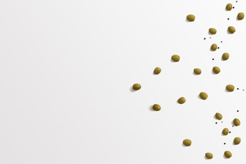 Olives et poivre sur fond blanc et gris