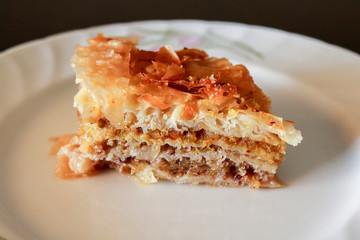Baklava, primo piano del tradizionale dolce turco composto da pasta fillo e frutta secca, ricette e cucina	