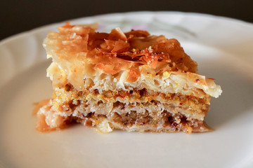 Baklava, primo piano del tradizionale dolce turco composto da pasta fillo e frutta secca, ricette e cucina	