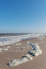 Blick vom Strand auf das schäumende Meer