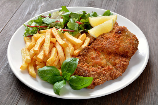 kotlet z frytkami i sałtą