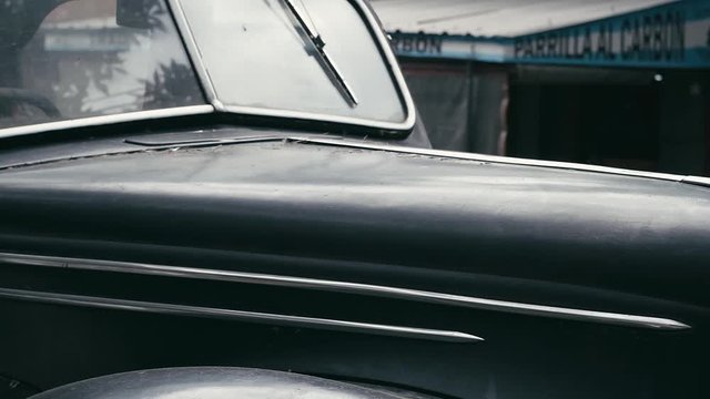 Auto negro antiguo parte delantera
