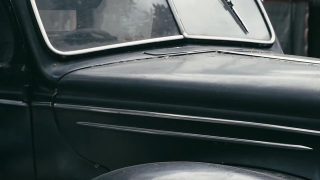 Auto antiguo negro  parte delantera