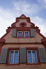 Fototapeta na wymiar Sehenswerte Renaissancefassade in Edenkoben an der Südlichen Weinstrasse
