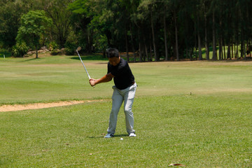 Obraz premium Golfer playing golf in beautiful golf course in the evening golf course with sunshine in thailand