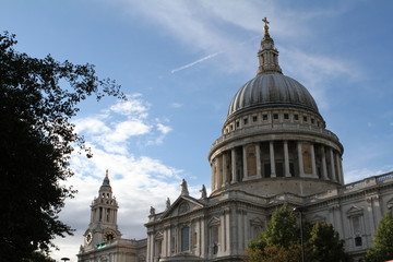 Fototapeta na wymiar st pauls cathedral in london