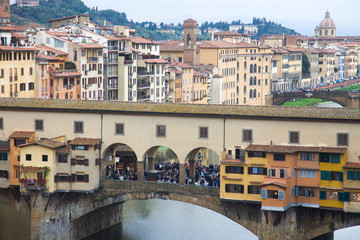 Italia, Firenze, il Ponte Vecchio e il fiume Arno.