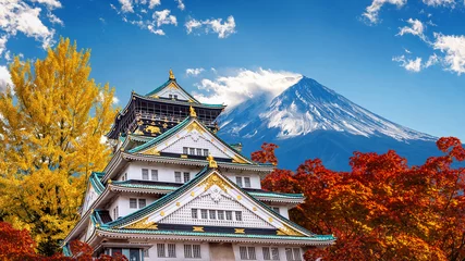 Fototapeten Herbstsaison mit Fuji-Berg und Schloss in Japan. © tawatchai1990