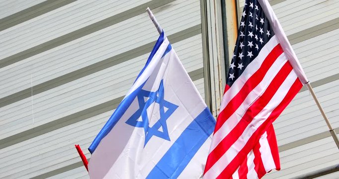 The flags of Israel and the United States are flapping in the wind.