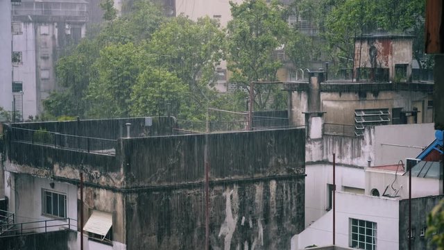 Fuerte lluvia sobre techos  en una fabrica