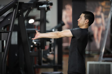 Fototapeta na wymiar Asian man exercising in the gym. fitness health body good.