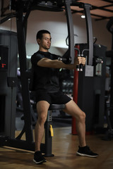 Obraz na płótnie Canvas Asian man exercising in the gym. fitness health body good.