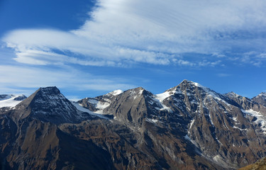 Fototapeta na wymiar Föhnwolke über den Gipfeln - foehn weather in the Central Alps