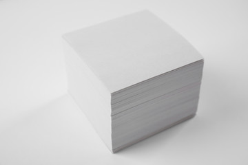 Naklejka premium Stack of blank memory note papers on white background. Mock up for design