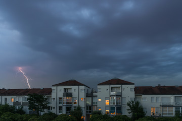 Dunkle Wolken und Blitz über Regensburg, Deutschland