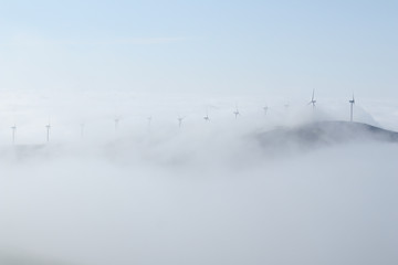 Niebla sobre la montaña y los aerogeneradores