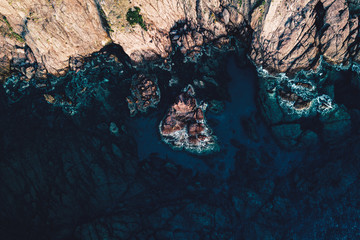 Fototapeta na wymiar Luftaufnahme einer Küste mit Felsen, Meer und Brandung aus der Vogelperspektive 
