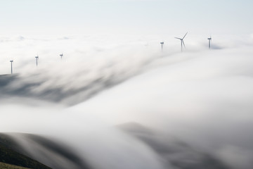 Niebla sobre la montaña y los aerogeneradores