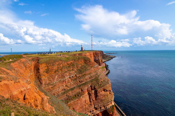 Steilk&uuml;ste helgoland mit sch&ouml;nem himmel und wolken