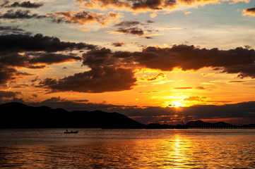 Obraz premium Small fishing boat moving to harbor when the sunset at Koh Chang Trat Province Thailand. back home.