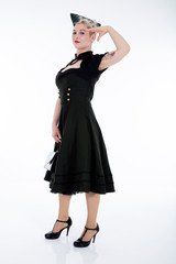 Fototapeta premium Frau im Vintage Pin Up Outfit Salutiert Porträt