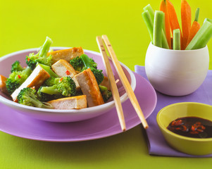 Tofu mit brokkoli und gemüse in Schüssel