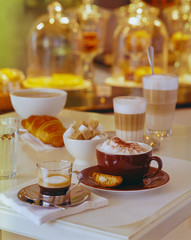 Coffeeshop mit verschiedenen Kaffees espresso cappuccino und Latte Macchiato
