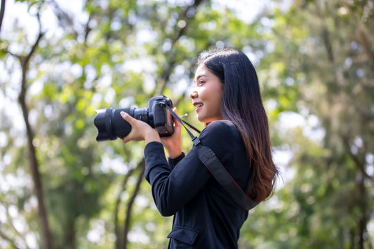 Women photographer camera dslr photo person portrait photographing girl joy make photography taking in traveling concept 