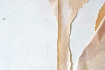 Removing old wallpaper from the wall