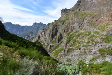 Fototapeta na wymiar Hiking trail from Pico Arieiro to Pico Ruivo in Madeira, Portugal