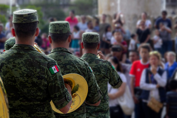 Fototapeta na wymiar Orquesta del ejército mexicano con público