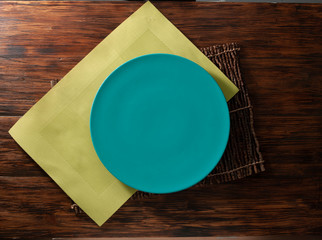 mesa y plato  azul verdoso cenital. greenish blue table and plate from above.