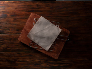 mesa y tabla de cortar cenital. table and cutting board overhead.