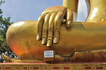 Close up of a giant buddhas hand in the Wat Phra Yai Temple (Big Buddha Hill).