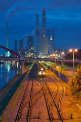 Zug vor Kraftwerk nach der D&auml;mmerung